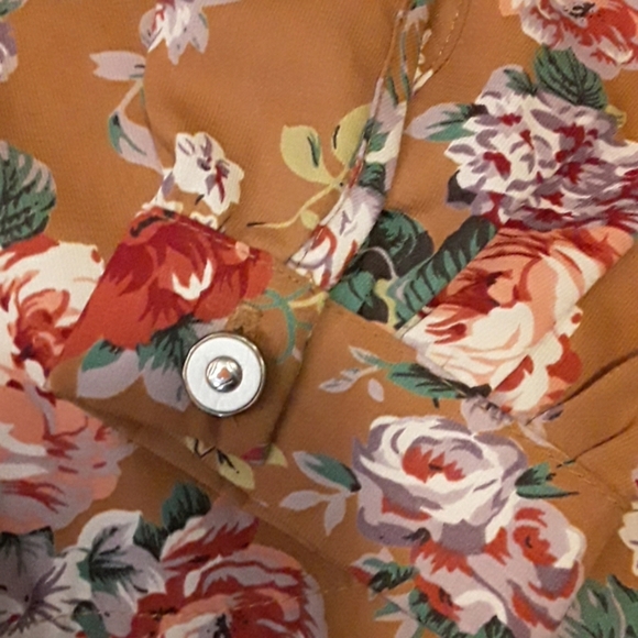 2/$30  Mustard floral top - Picture 3 of 4